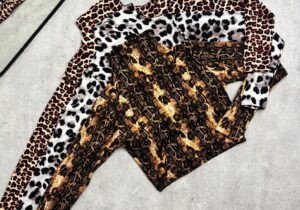 Polera estampada corta